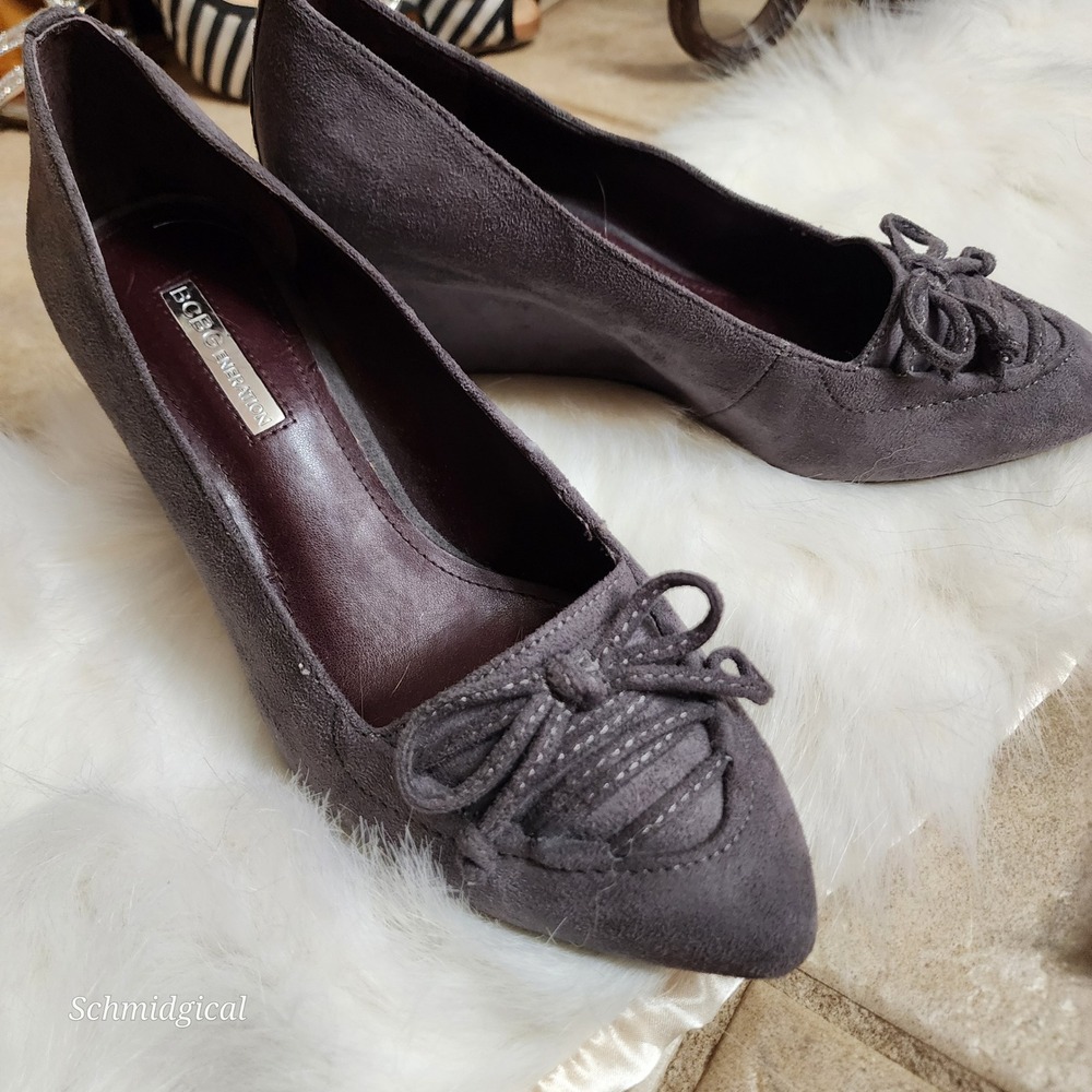 BCBGeneration Womens Grey Suede Wedge Pumps Pointed Toe Bow Shoes Size 7M